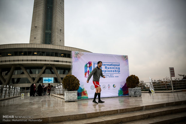 رقابت ورزشکاران پله نورد جهان در برج میلاد به خط پایان رسید