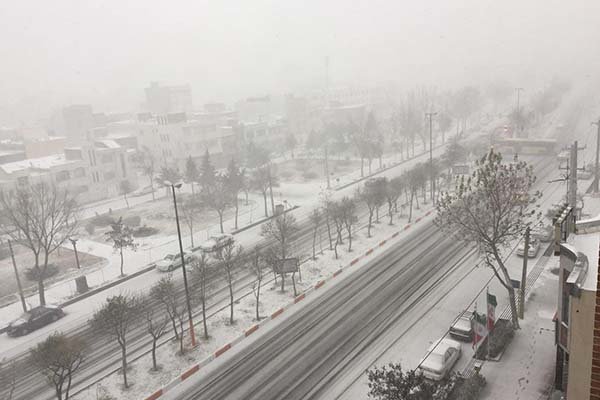 بارش برف دانشگاه‌های اردبیل را به تعطیلی کشاند