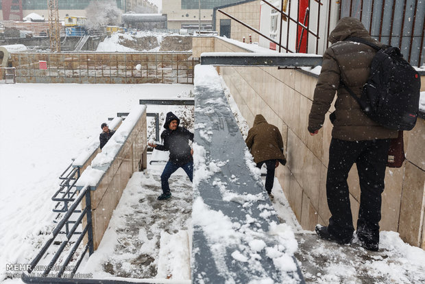 Snow whitens streets of Tabriz