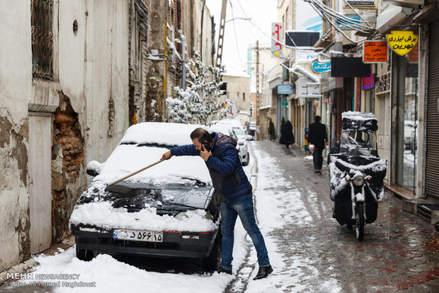 Snow whitens streets of Tabriz