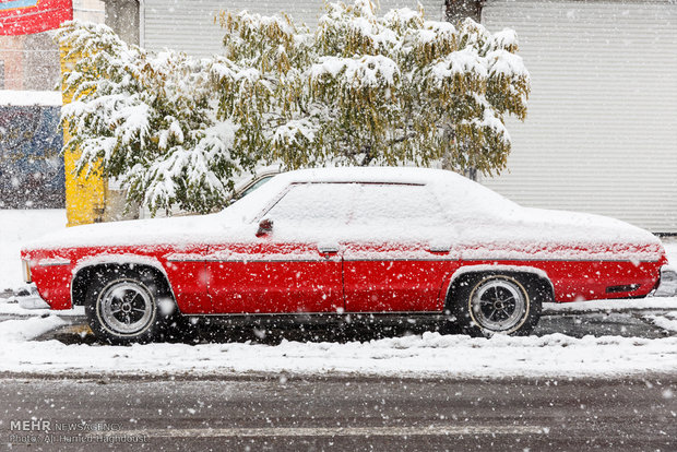 Snow whitens streets of Tabriz