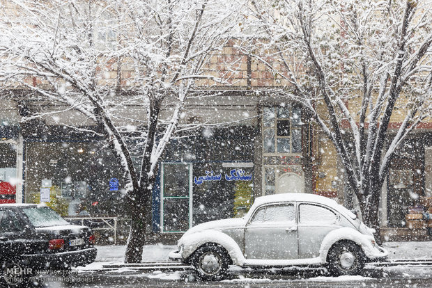 Snow whitens streets of Tabriz