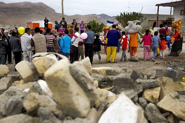 بیش ازهزار عروسک به کودکان زلزله زده کرمانشاهی اهدا شد