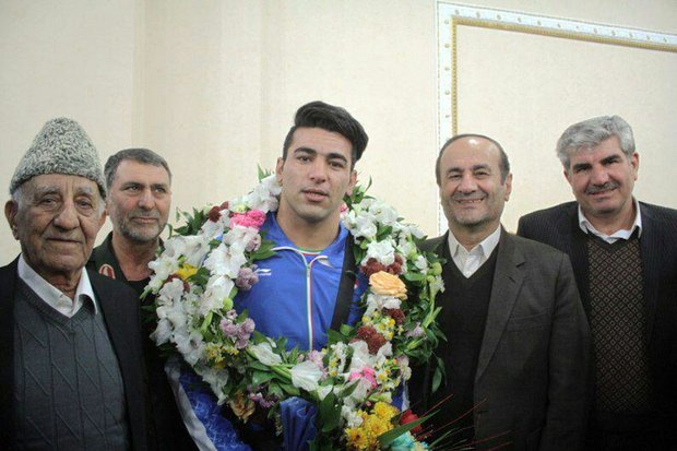 علی هاشمی قهرمان وزنه بردای جهان تجلیل شد