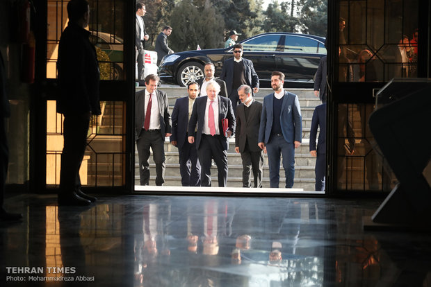 Salehi meets British foreign secretary in Tehran 