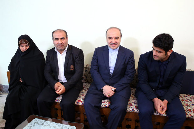 Leader receives Iranian hero athlete Alireza Karimi