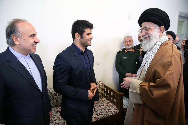 Leader receives Iranian hero athlete Alireza Karimi