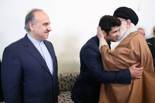 Leader receives Iranian hero athlete Alireza Karimi