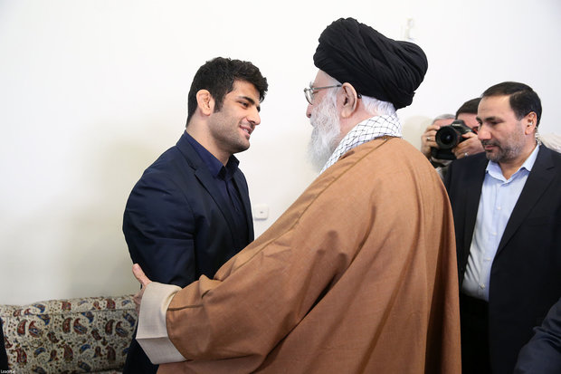 Leader receives Iranian hero athlete Alireza Karimi