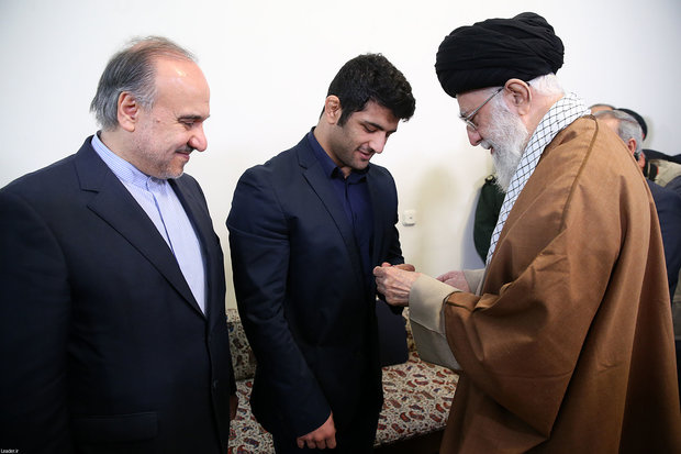 Leader receives Iranian hero athlete Alireza Karimi