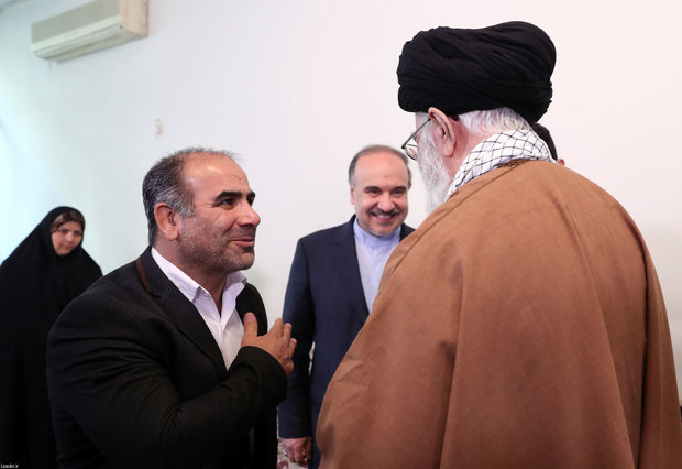 Leader receives Iranian hero athlete Alireza Karimi