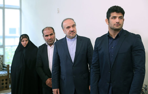 Leader receives Iranian hero athlete Alireza Karimi