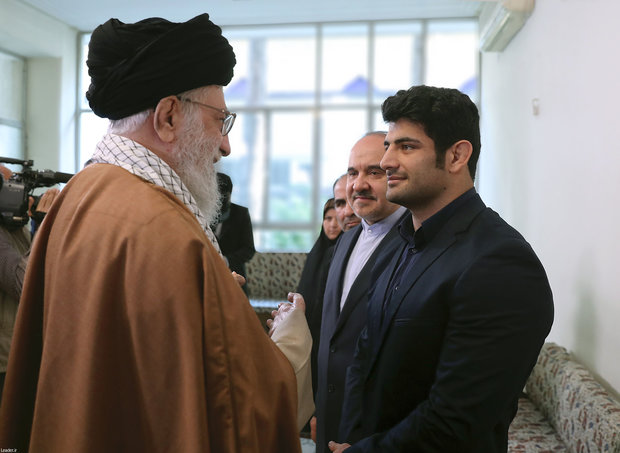 Leader receives Iranian hero athlete Alireza Karimi