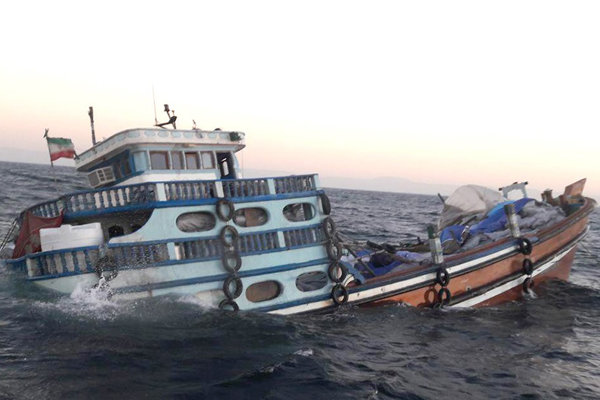  غرق‌شدن لنج باری در مسیر دبی- گناوه/ ۶ خدمه شناور نجات یافتند