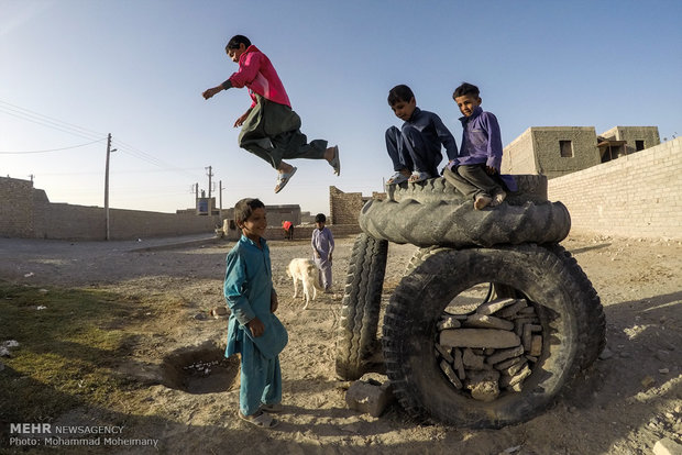 کودکان در حال بازی در حاشیه شهر زابل