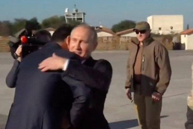 الأسد يستقبل بوتين في قاعدة حميم العسكرية /فيديو