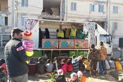 اجرای تئاتر عروسکی کانون پرورش فکری در مناطق زلزله‌زده کرمانشاه