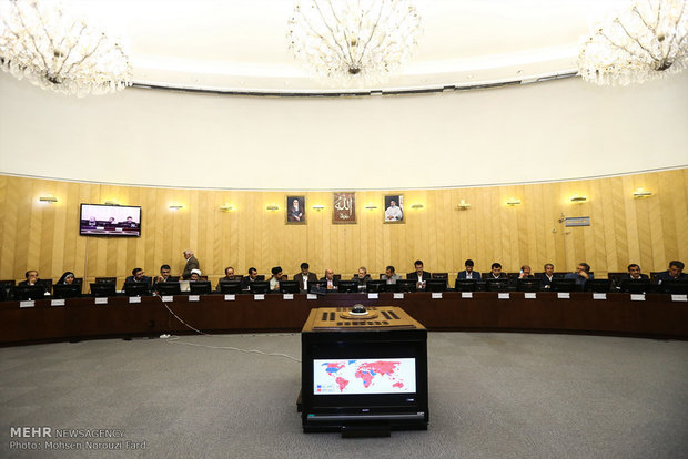 Parliament’s Economic Commission holds session with Larijani