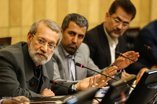 Parliament’s Economic Commission holds session with Larijani