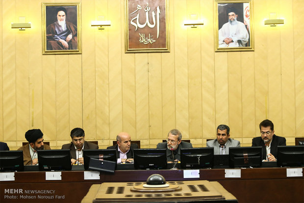 Parliament’s Economic Commission holds session with Larijani