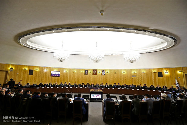 Parliament’s Economic Commission holds session with Larijani