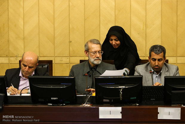 Parliament’s Economic Commission holds session with Larijani