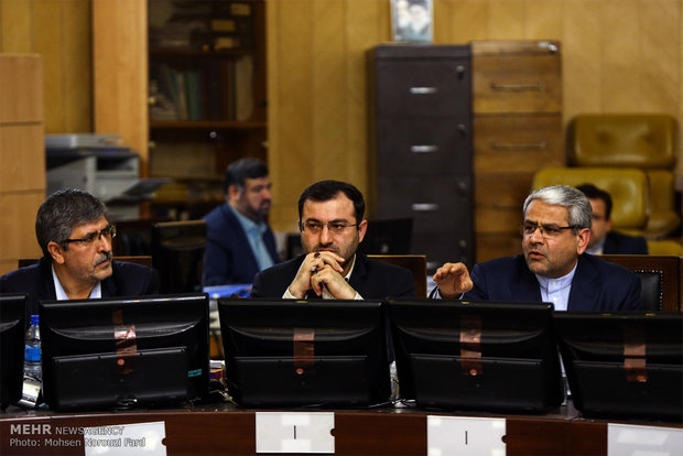 Parliament’s Economic Commission holds session with Larijani