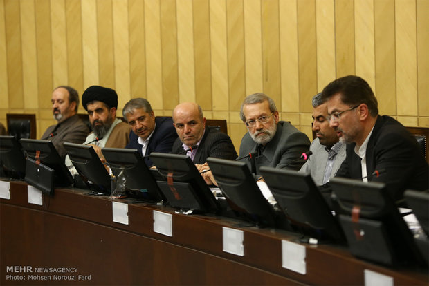 Parliament’s Economic Commission holds session with Larijani