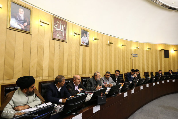 Parliament’s Economic Commission holds session with Larijani