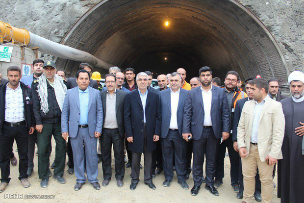 Officials inspect progress of Lar-Jahrom road