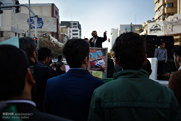 حشد طلابي في مدينة مشهد الايرانية يندد بقرار ترامب