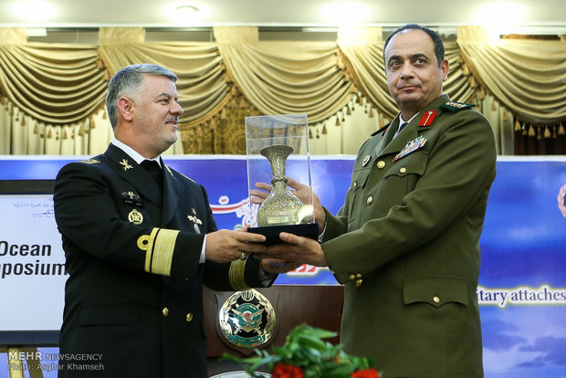 Foreign military attachés meet with Iran Navy commander 