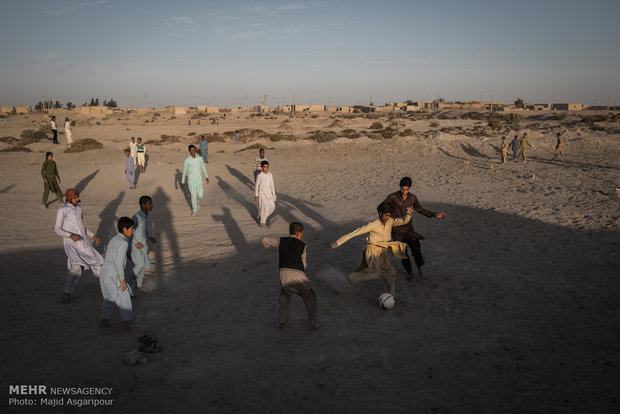 روستای تپه کنیز از محروم ترین مناطق منطقه سیستان است. کودکان در حال بازی در زمین های خاکی ای هستند که روزگاری با کشاورزی رونق داشته.