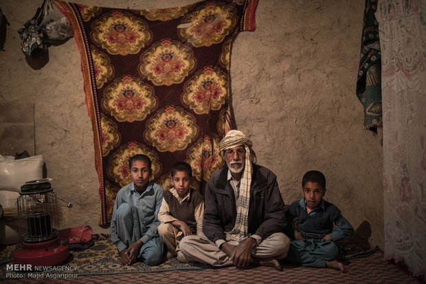 محمد صیادی 40 ساله و دارای 9 فرزند است. محمد نیز مانند بقیه اهالی روستا خشکسالی را عامل بیکاری و فقر اهالی میداند. 