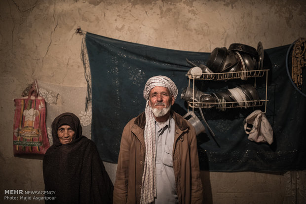 علی خان کوه کن 60 ساله و جان بی بی خاره کوهی 55 ساله. علی خان و همسرش هردو از بیماری چشم هایشان می‌گویند. آنها بادهای صدوبیست روزه و طوفان های شن را عامل این بیماری می دانند.