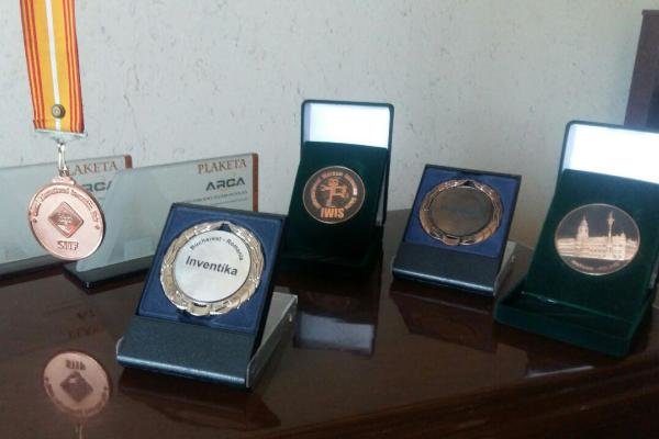 نخبه ایرانی مدال‌های خود را به حرم امام رضا(ع) اهدا کرد 