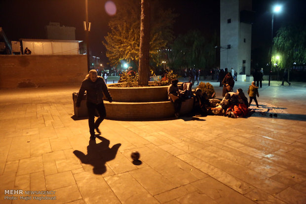 خروج سكان طهران الى الشوارع اثر زلزال بقوة 5.2 درجات