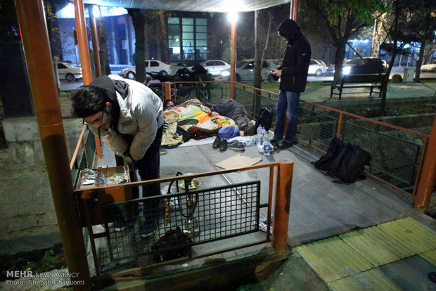 خروج سكان طهران الى الشوارع اثر زلزال بقوة 5.2 درجات