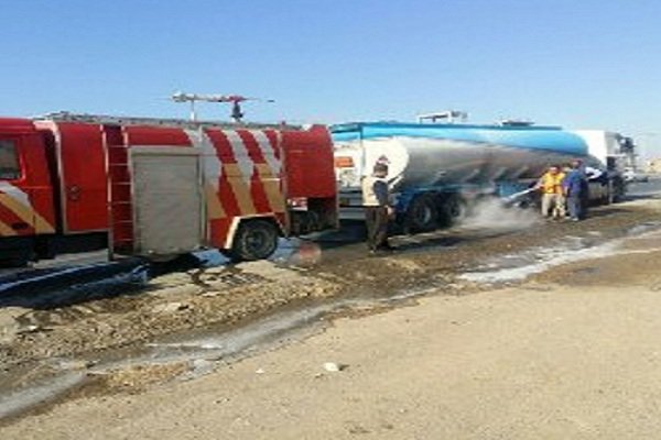 آتش سوزی تریلی حامل بنزین در جاده بوکان به میاندوآب مهار شد