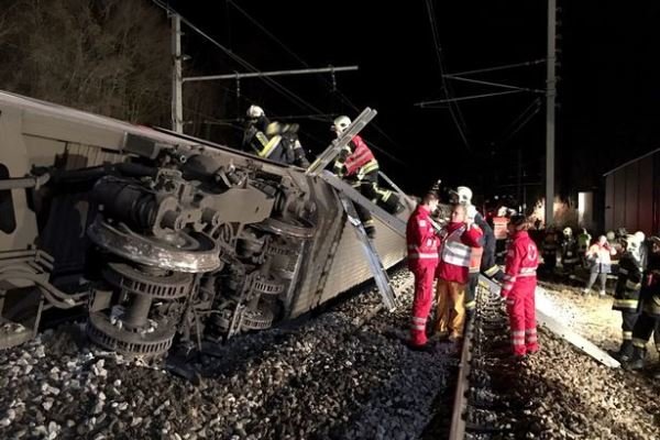 برخورد و واژگونی دو قطار در اتریش/ ۱۵ نفر زخمی شدند