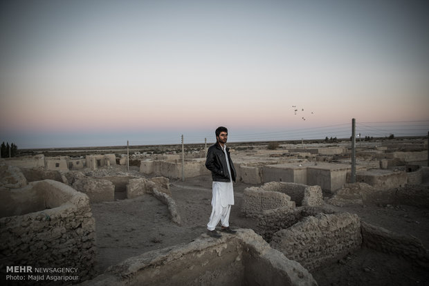 صادق 23 ساله و متاهل اهل روستای گله بچه است. صادق می گوید جوانان روستا فقط زمانی که بازارچه مرزی باز می شود و نیاز به کارگر دارد درآمد محدودی دارند که این درآمد را روزی بیست هزار تومان عنوان میکند.