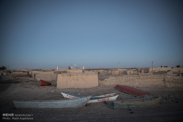 روستاهای گمشاد و گله بچه آخرین روستا در مرز افغانستان هستند. این روستاها در سالهای اخیر شاهد مهاجرت 70 دردی اهالی به دلیل خشکسالی بوده اند.