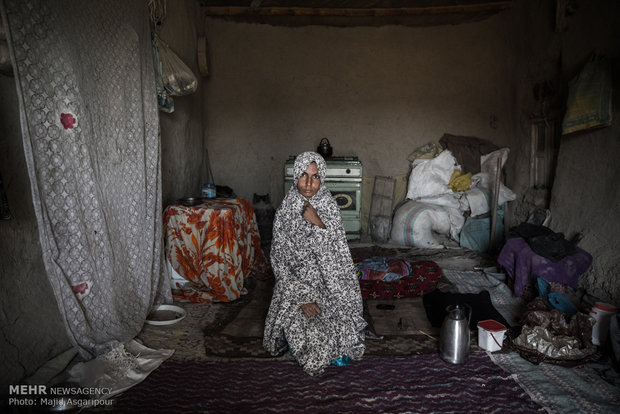 لیلا 23 ساله متاهل و اهل روستای گمشاد است. لیلا از طریق سوزن دوزی برای زندگی درآمد کسب میکند.