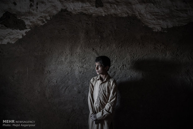 علیرضا یازده سال سن دارد و اهل روستای گله بچه است. او بیست خواهر و برادر دارد. خانواده او از محل دریافت یارانه روزگار میگذرانند.