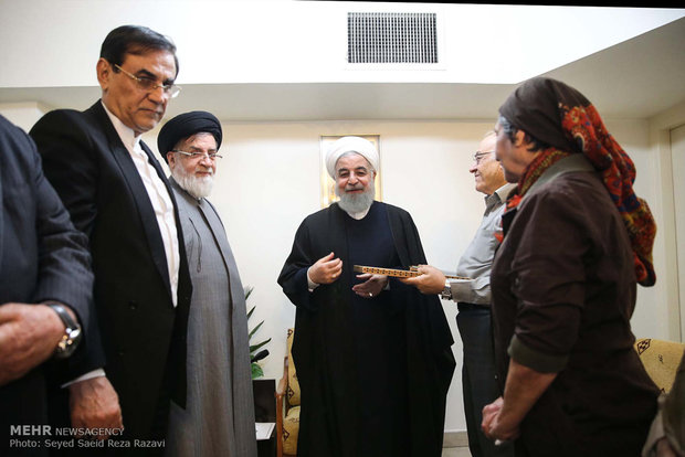 لقاء الرئيس روحاني بعائلة الشهيد الأرمني "ادوين شاهميريان" 