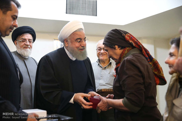 لقاء الرئيس روحاني بعائلة الشهيد الأرمني "ادوين شاهميريان" 