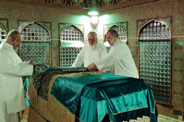 مضجع منور امام هشتم (ع) غبار روبی شد