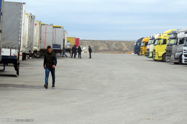 سهم اندک تولیدات ایلام در صادرات از مرز مهران