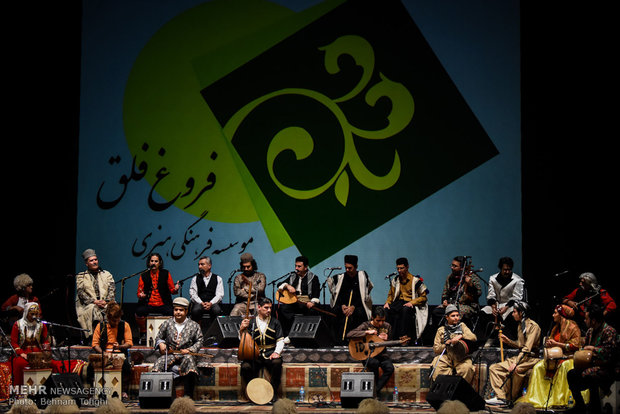 حفل موسيقي لفرقة "سازينه" يزهو بألوان الفلكلور المحلي 