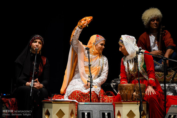 Tahran'da yöresel müzik şöleni